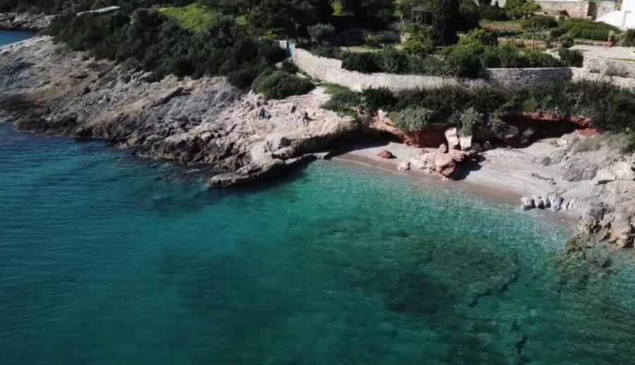 Θυμίζει Πόρτο Κατσίκι: Η παραλία-όνειρο στο Πόρτο Ράφτη που θα βουλιάξει το ΣΚ από κόσμο