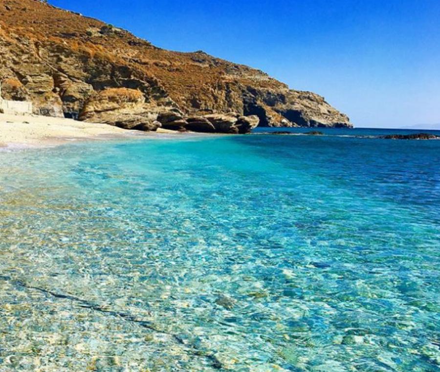 2 ώρες από Ραφήνα: Το νησί με τα πιο φτηνά εισιτήρια είναι το ιδανικό για βασιλικές διακοπές