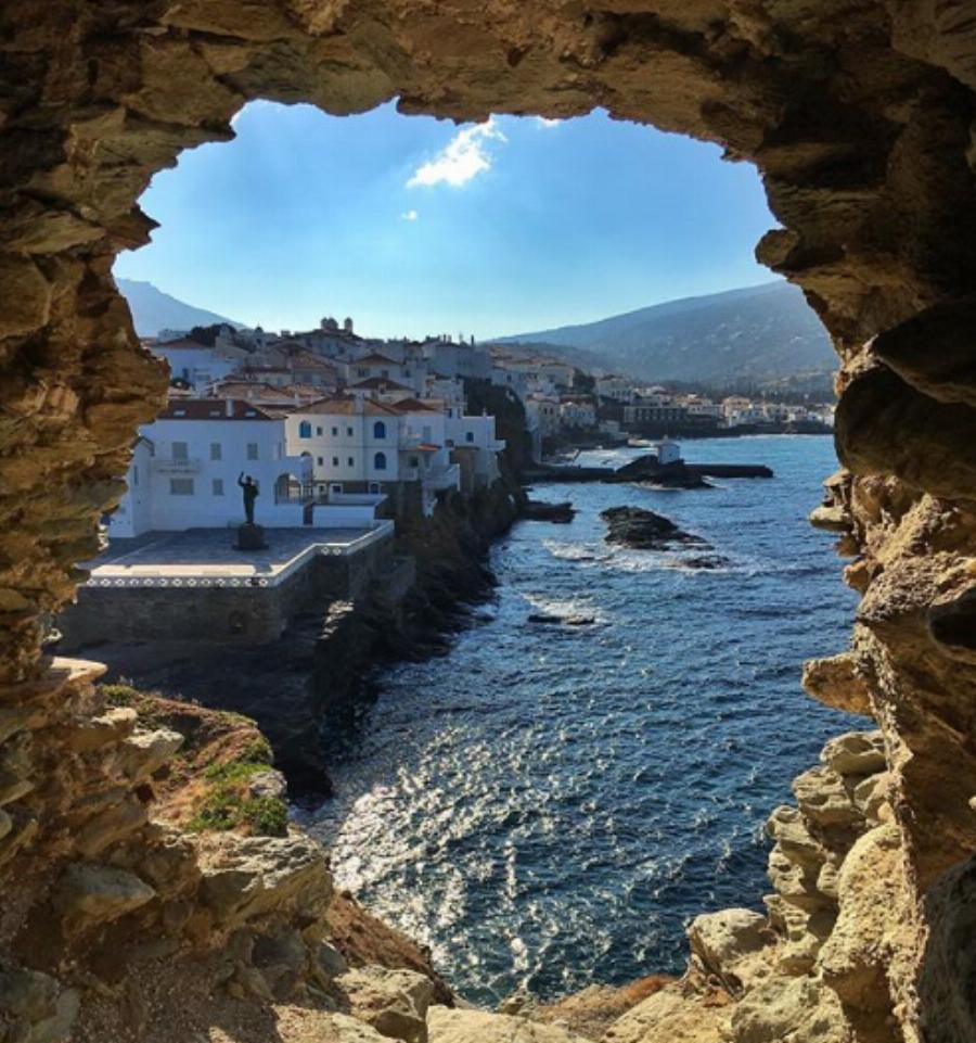 2 ώρες από Ραφήνα: Το νησί με τα πιο φτηνά εισιτήρια είναι το ιδανικό για βασιλικές διακοπές