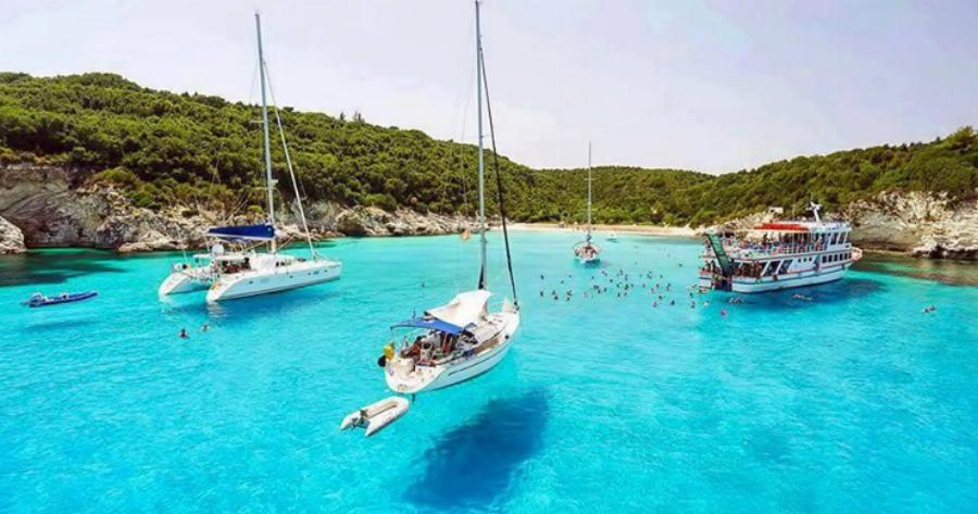 Βουτούμι: Γνωρίστε από κοντά την παραλία με τα λουλακί νερά που θεωρείται μια από τις ωραιότερες κρυφές παραλίες της Ευρώπης