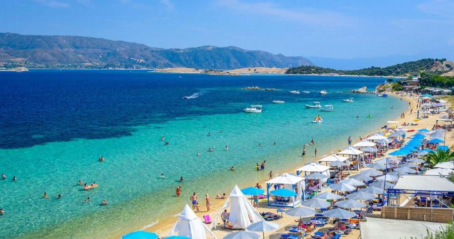 Tο νησάκι στη Χαλκιδική με τις υπέροχες παραλίες που μοιάζει με τις Μπαχάμες