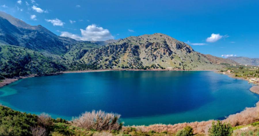 Η πανέμορφη λίμνη της Κρήτης και η νεράιδα που λούζεται στο φεγγαρόφως