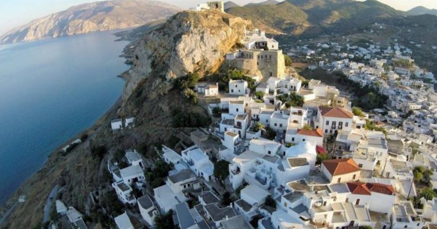 Μια «Κυκλάδα» στην καρδιά του Αιγαίου: Το νησί που θα αγαπήσουν οι Έλληνες αυτό το καλοκαίρι