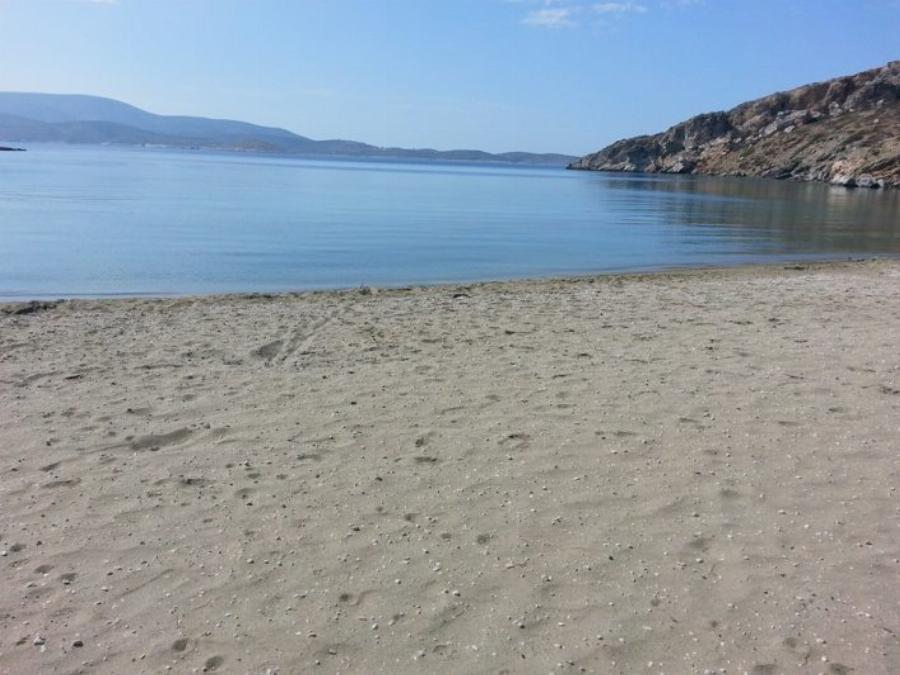 Παράδεισος επί της Γης: Το νησί-ησυχαστήριο που μπορείς να πας και στις 18 του παραλίες ποδαράτο