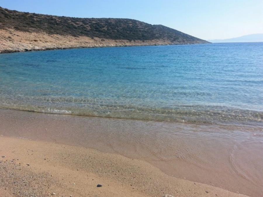 Παράδεισος επί της Γης: Το νησί-ησυχαστήριο που μπορείς να πας και στις 18 του παραλίες ποδαράτο