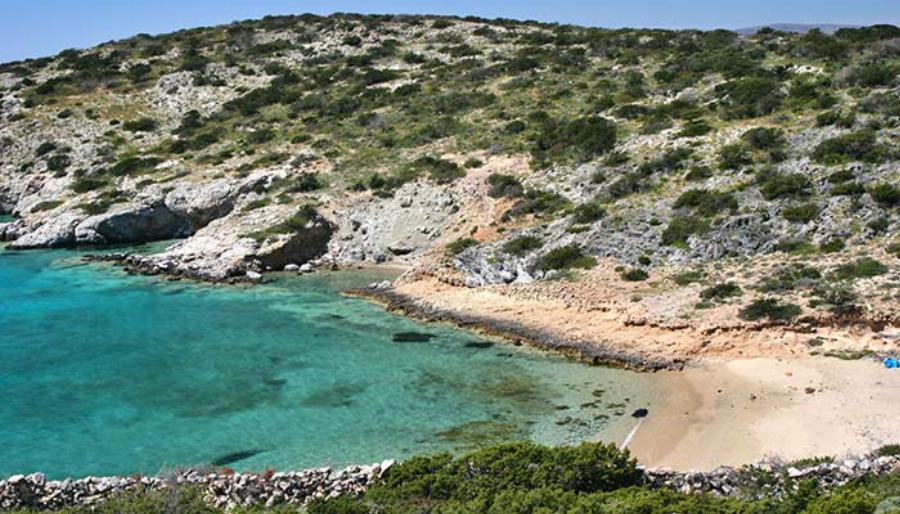 Παράδεισος επί της Γης: Το νησί-ησυχαστήριο που μπορείς να πας και στις 18 του παραλίες ποδαράτο