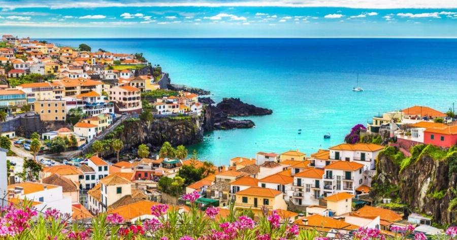 Ρουά ματ από την Πορτογαλία στον τουρισμό. Τι έκαναν κι έβαλαν τα γυαλιά στην Ελλάδα