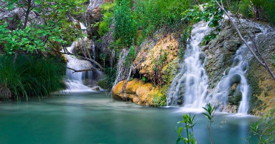 Ο παράδεισος με τις φυσικές πισίνες και τους καταρράκτες, η «Γαλάζια Λίμνη» της Ελλάδας