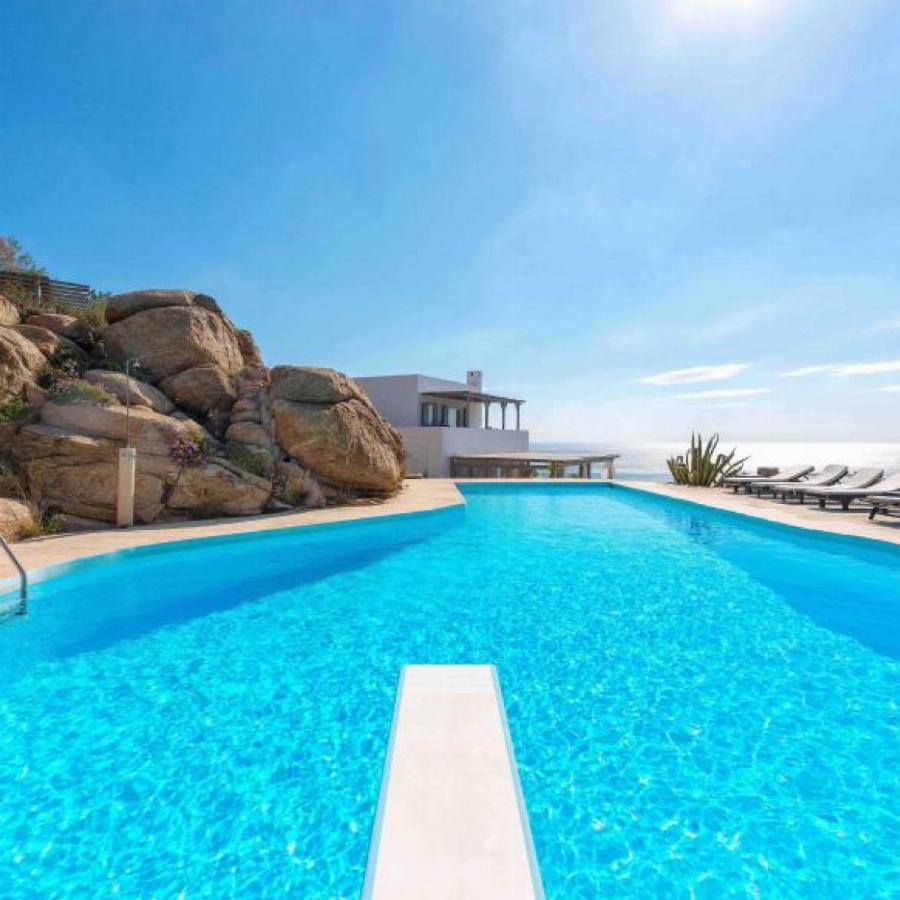 Η εντυπωσιακή βίλα στη Μύκονο που κοστίζει 9,9 εκατ. ευρώ που μαγεύει με τις φωτογραφίες της