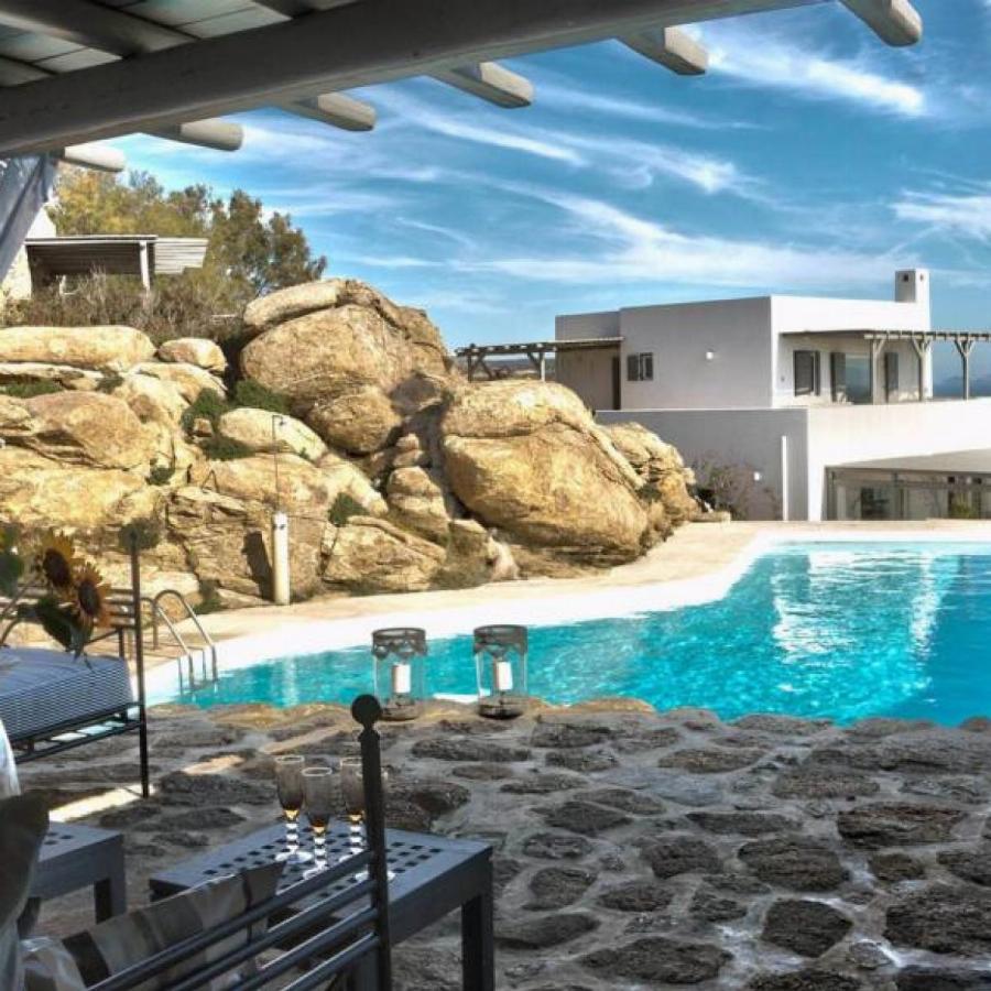 Η εντυπωσιακή βίλα στη Μύκονο που κοστίζει 9,9 εκατ. ευρώ που μαγεύει με τις φωτογραφίες της