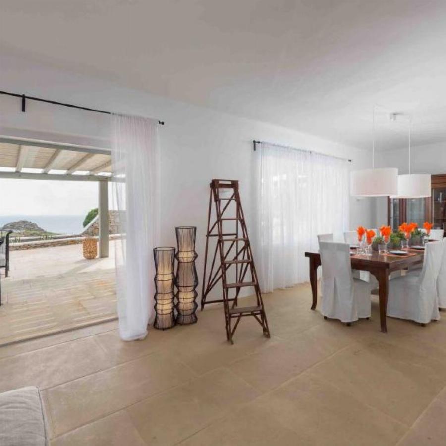 Η εντυπωσιακή βίλα στη Μύκονο που κοστίζει 9,9 εκατ. ευρώ που μαγεύει με τις φωτογραφίες της