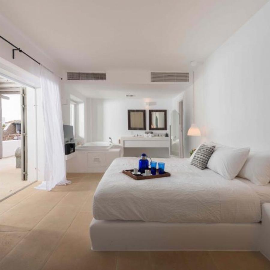 Η εντυπωσιακή βίλα στη Μύκονο που κοστίζει 9,9 εκατ. ευρώ που μαγεύει με τις φωτογραφίες της