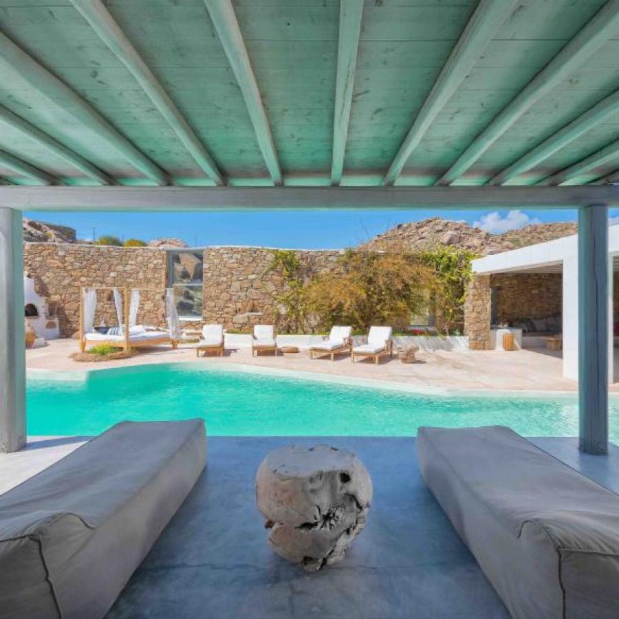 Η εντυπωσιακή βίλα στη Μύκονο που κοστίζει 9,9 εκατ. ευρώ που μαγεύει με τις φωτογραφίες της