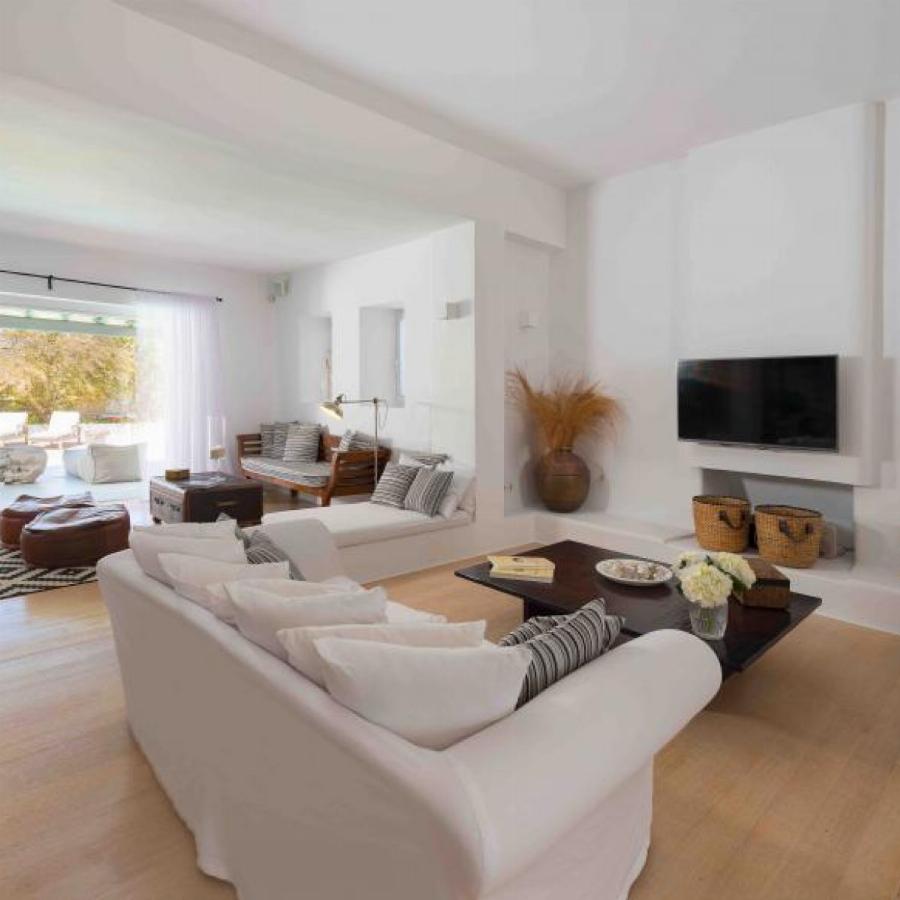 Η εντυπωσιακή βίλα στη Μύκονο που κοστίζει 9,9 εκατ. ευρώ που μαγεύει με τις φωτογραφίες της