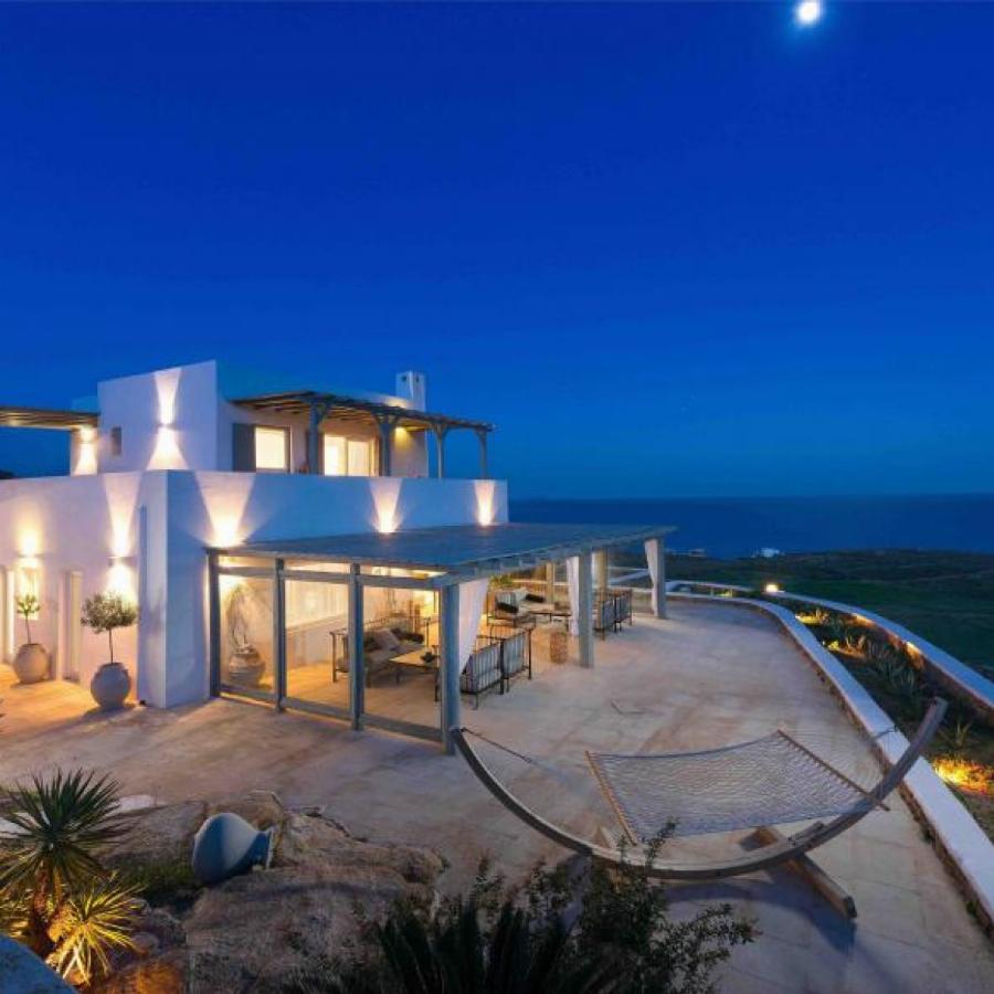 Η εντυπωσιακή βίλα στη Μύκονο που κοστίζει 9,9 εκατ. ευρώ που μαγεύει με τις φωτογραφίες της