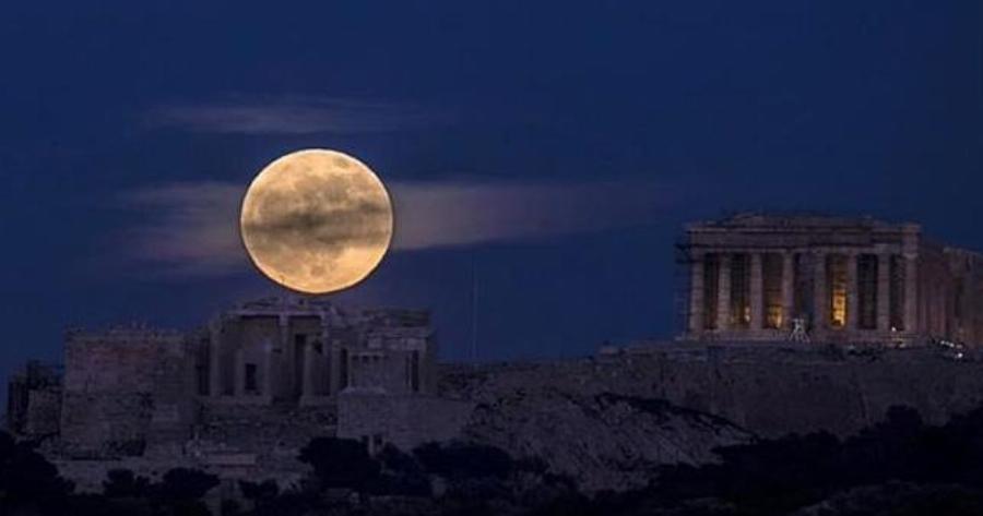 Σε λίγη ώρα η τελευταία υπερπανσέληνος της χρονιάς. Βγείτε στα μπαλκόνια