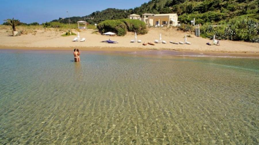 Χωρίς αυτοκίνητα και πολυκοσμία: Το νησί με τις κρυστάλλινες παραλίες που θα κάνεις μπάνιο μόνος σου