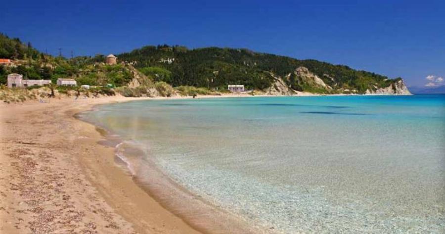 Χωρίς αυτοκίνητα και πολυκοσμία: Το νησί με τις κρυστάλλινες παραλίες που θα κάνεις μπάνιο μόνος σου