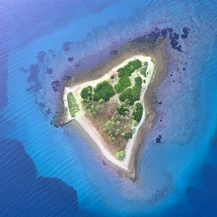 Ξέχνα την Αίγινα: Αυτό το νησάκι βρίσκεται 2 ώρες μακριά από την Αθήνα και πας με τα πόδια