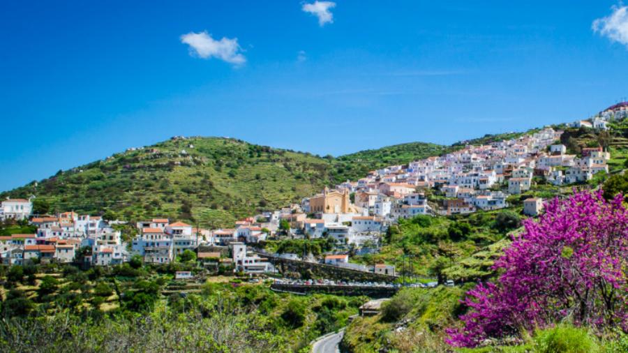 Ένα τσιγάρο δρόμος από την Αθήνα με δεκάδες επιλογές παραλιών: Το Κυκλαδονήσι που φτάνεις με 11,5€