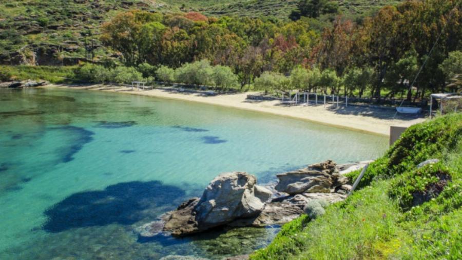 Ένα τσιγάρο δρόμος από την Αθήνα με δεκάδες επιλογές παραλιών: Το Κυκλαδονήσι που φτάνεις με 11,5€