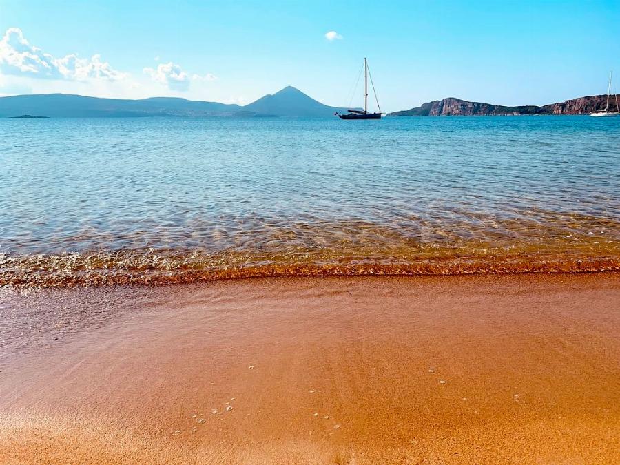 3 ώρες από την Αθήνα, χωρίς πλοίο: Η παραλία που θεωρείται «η ωραιότερη του κόσμου» είναι η πιο φτηνή και ιδανική επιλογή