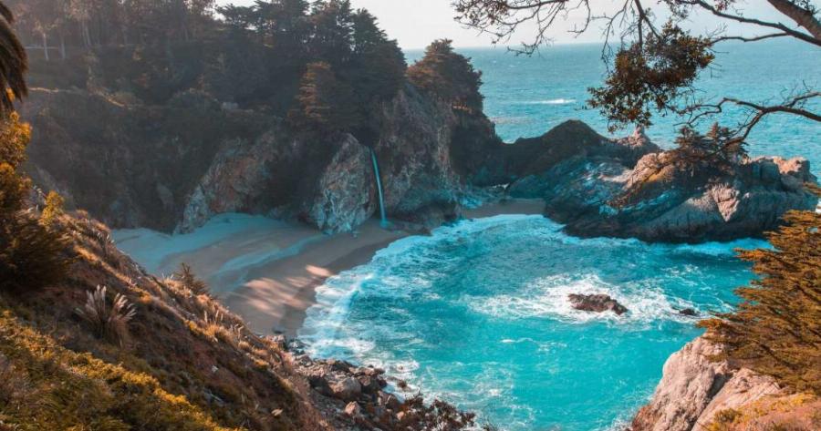 Καλοκαίρι 2020: Μια άγνωστη παραλία με τυρκουάζ νερά μόλις 50 λεπτά από την Αθήνα