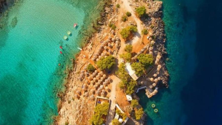 Απόνησος: Μπορεί να θυμίζει Καραϊβική, αλλά βρίσκεται μόλις μια ώρα μακριά από την Αθήνα!