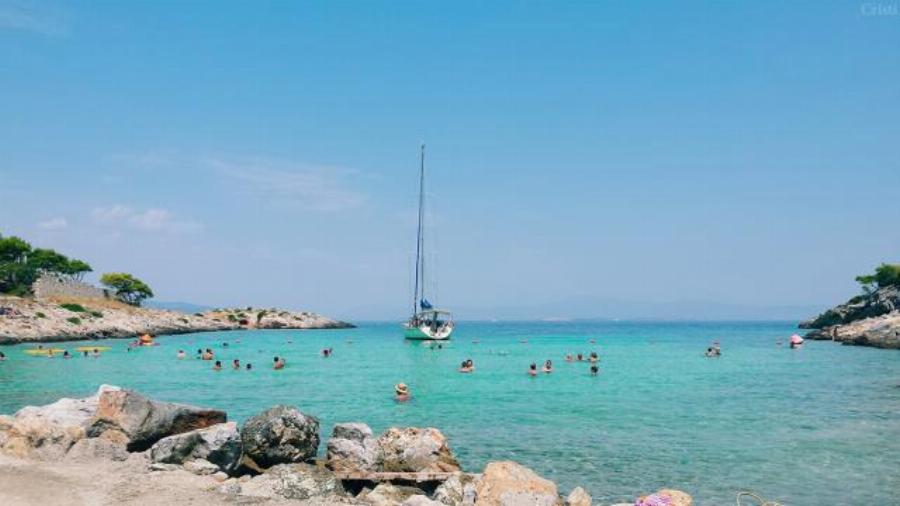 Απόνησος: Μπορεί να θυμίζει Καραϊβική, αλλά βρίσκεται μόλις μια ώρα μακριά από την Αθήνα!