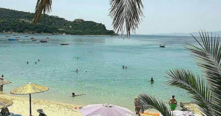 Φτηνές τιμές, νερά πισίνας, απόλυτη χαλάρωση: Το νησί που κάθε Αύγουστο παίζει χωρίς αντίπαλο