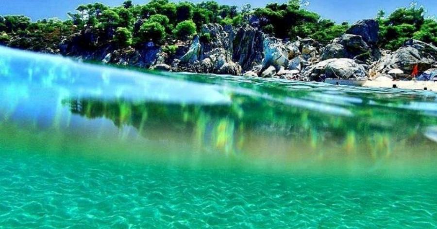 Καβουρότρυπες: Η παραλία με τα τιρκουάζ νερά και τα λευκά βράχια που θυμίζει εξωτικό παράδεισο