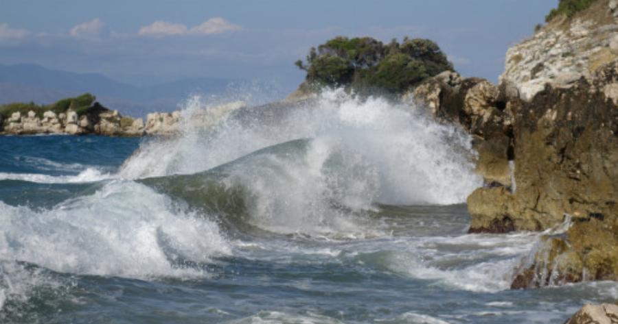 Εύβοια: Νεκρός 20χρονος που έκανε βουτιά από βράχο στην παραλία της Χιλιαδούς