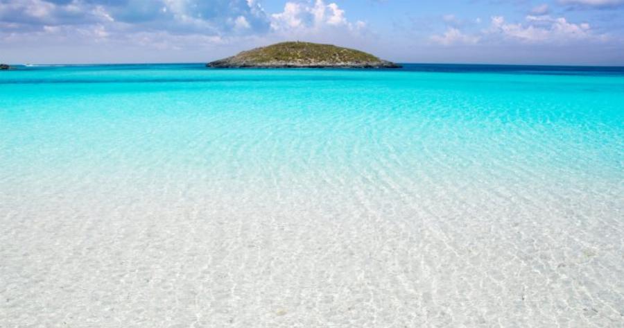 Δεν βρέχει ποτέ, δεν έχει αυτοκίνητα: Το νησί με τον πιο καυτό ήλιο στη Μεσόγειο που είναι ένα βήμα μακριά σου