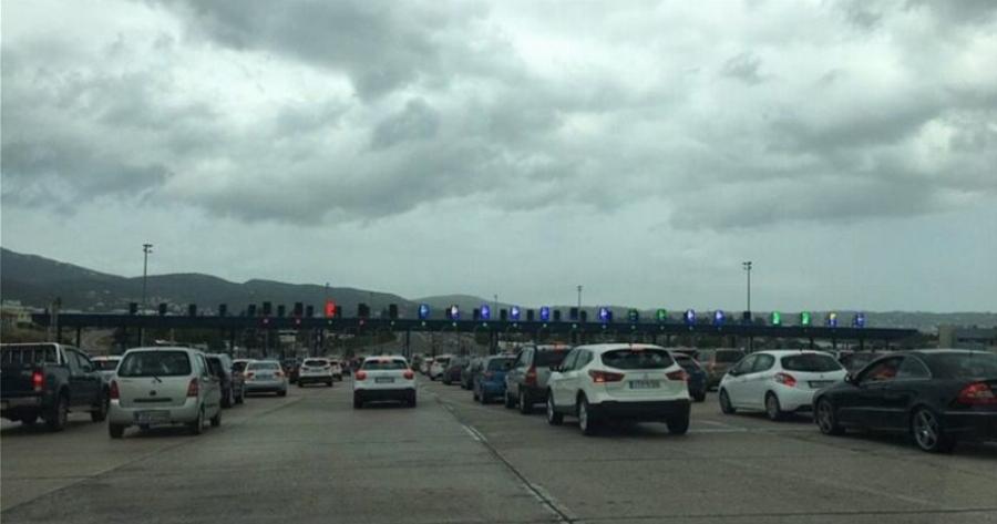 Ουρές στα διόδια: Συνεχίζεται μαζικά η έξοδος για το τριήμερο Αγίου Πνεύματος