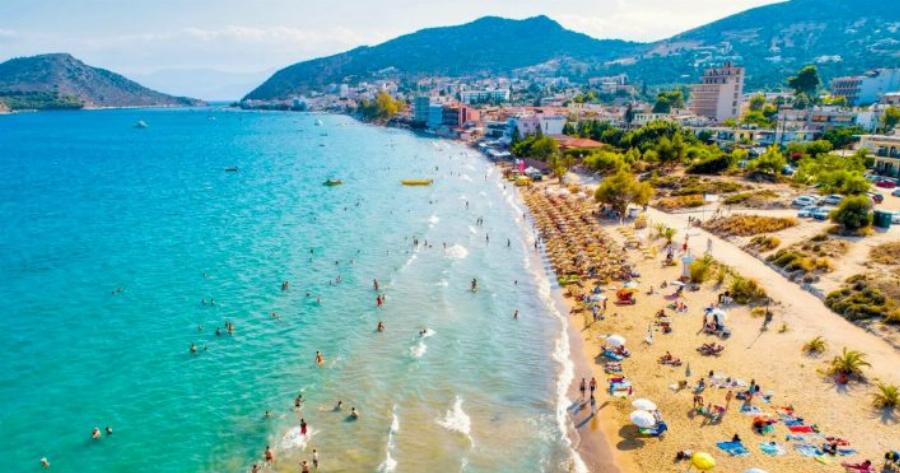 Πας με 18€ βενζίνη, χωρίς πλοίο: Το χωριό που θυμίζει νησί του Ιονίου έχει τα πάντα στις καλύτερες τιμές