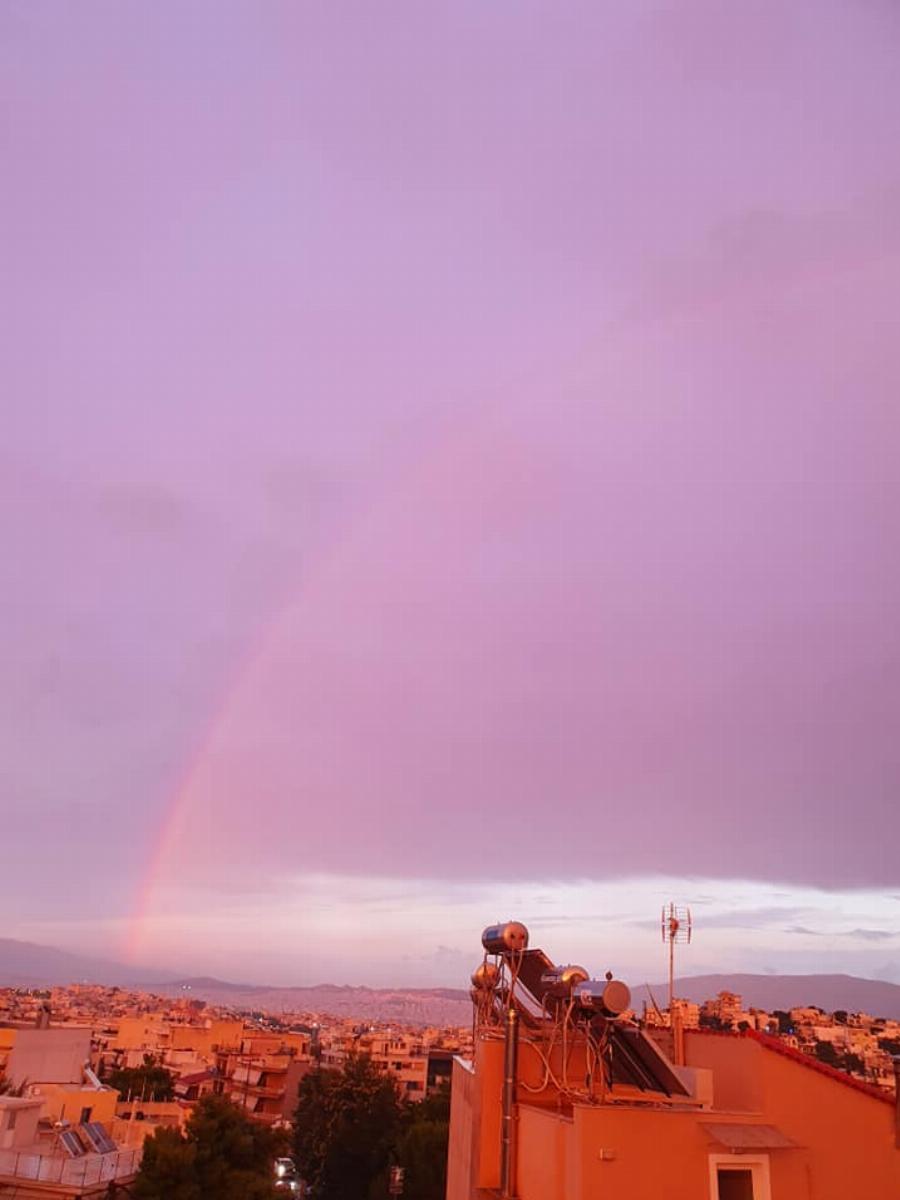 Υπέροχες Εικόνες: Σκόνη και ηλιοβασίλεμα «έβαψαν» πορτοκαλί τον ουρανό της Αττικής