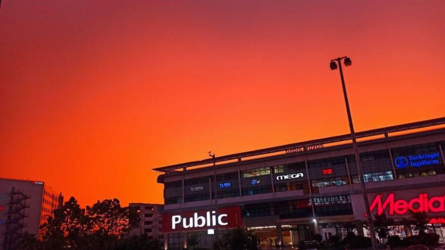 Υπέροχες Εικόνες: Σκόνη και ηλιοβασίλεμα «έβαψαν» πορτοκαλί τον ουρανό της Αττικής