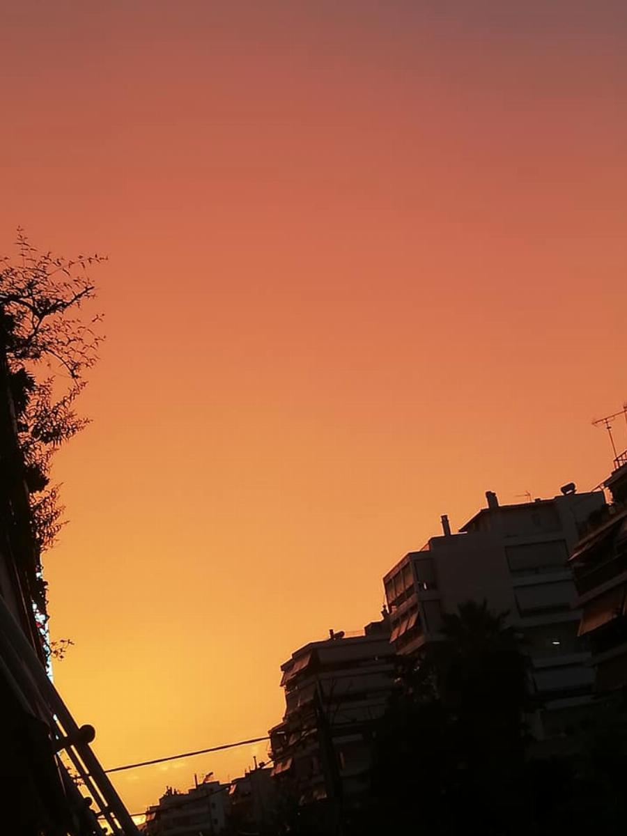 Υπέροχες Εικόνες: Σκόνη και ηλιοβασίλεμα «έβαψαν» πορτοκαλί τον ουρανό της Αττικής