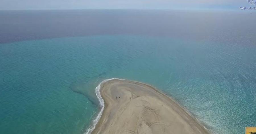 Χαλκιδική: Η μαγευτική αμμώδης παραλία με κρυστάλλινα νερά (VIDEO)