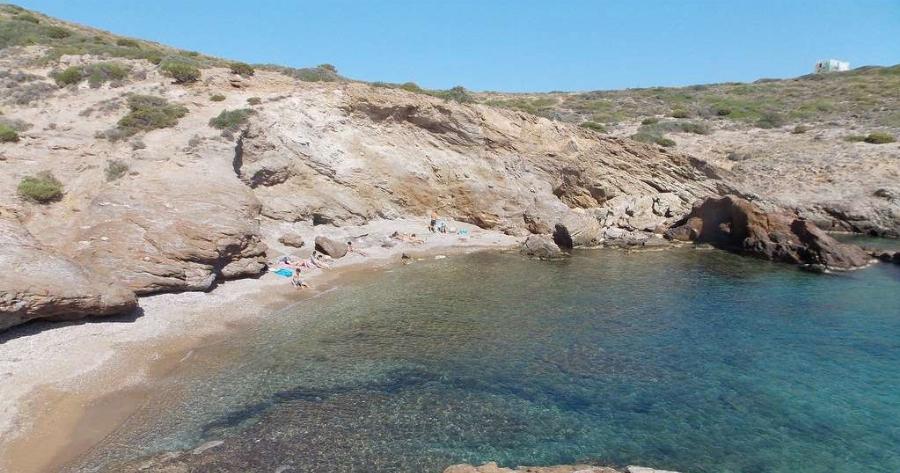 Πέντε ήσυχες και ασφαλείς παραλίες σε απόσταση αναπνοής από την Αθήνα