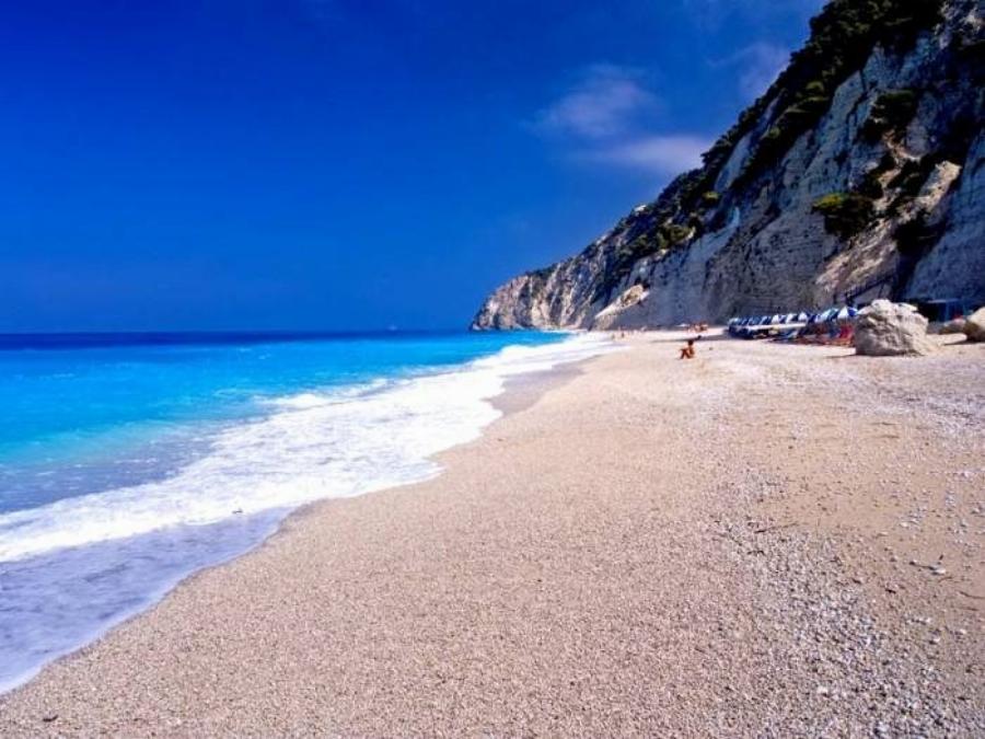 Οι ωραιότερες στην Ελλάδα: Γι’ αυτές τις 2 παραλίες αξίζει να κατέβεις 450 σκαλοπάτια