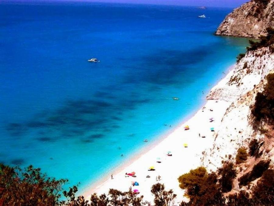 Οι ωραιότερες στην Ελλάδα: Γι’ αυτές τις 2 παραλίες αξίζει να κατέβεις 450 σκαλοπάτια
