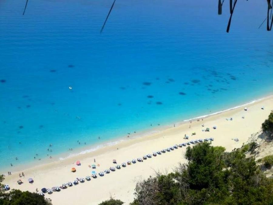 Οι ωραιότερες στην Ελλάδα: Γι’ αυτές τις 2 παραλίες αξίζει να κατέβεις 450 σκαλοπάτια