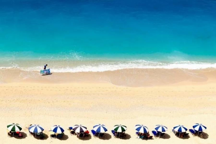 Οι ωραιότερες στην Ελλάδα: Γι’ αυτές τις 2 παραλίες αξίζει να κατέβεις 450 σκαλοπάτια