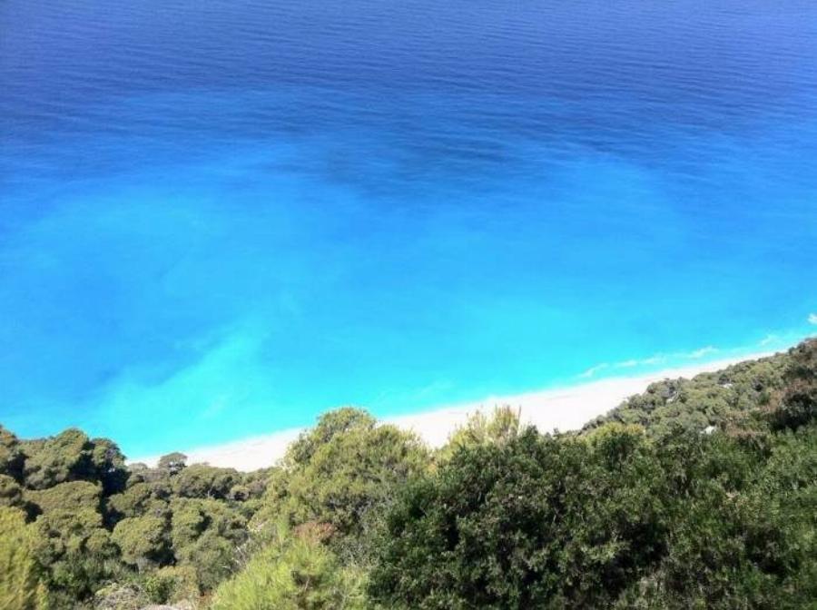 Οι ωραιότερες στην Ελλάδα: Γι’ αυτές τις 2 παραλίες αξίζει να κατέβεις 450 σκαλοπάτια