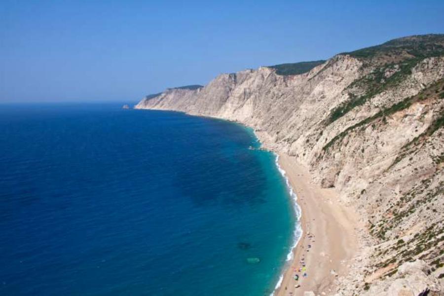 Επικίνδυνη Παραλία: Τολμάς να πας; Η πιο ωραία παραλία της Ελλάδας είναι κλειστή λόγω επικινδυνότητας