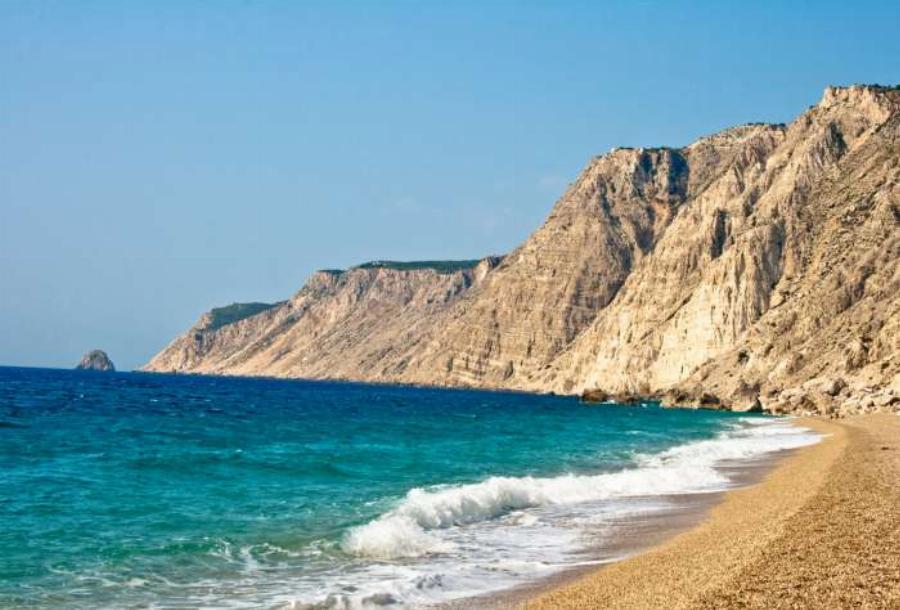 Επικίνδυνη Παραλία: Τολμάς να πας; Η πιο ωραία παραλία της Ελλάδας είναι κλειστή λόγω επικινδυνότητας