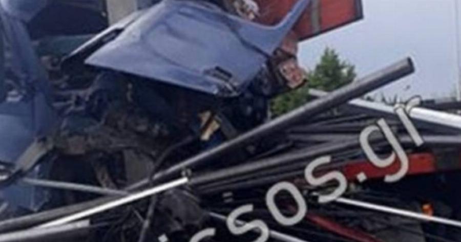 Σχηματάρι: Απίστευτο τροχαίο με το αυτοκίνητο κομμάτια – Νεκρός ο οδηγός