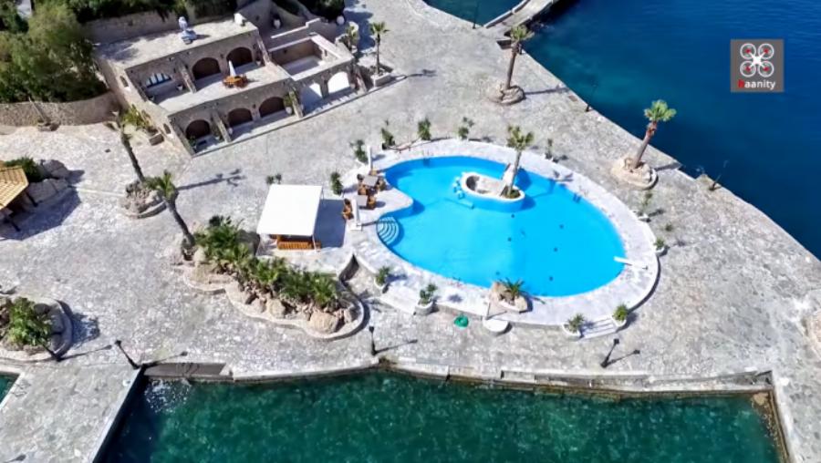 Η Ελληνική Ριβιέρα: Ο παράδεισος των επωνύμων δίπλα στην Αθήνα με τις ακριβότερες βίλες στην Ελλάδα