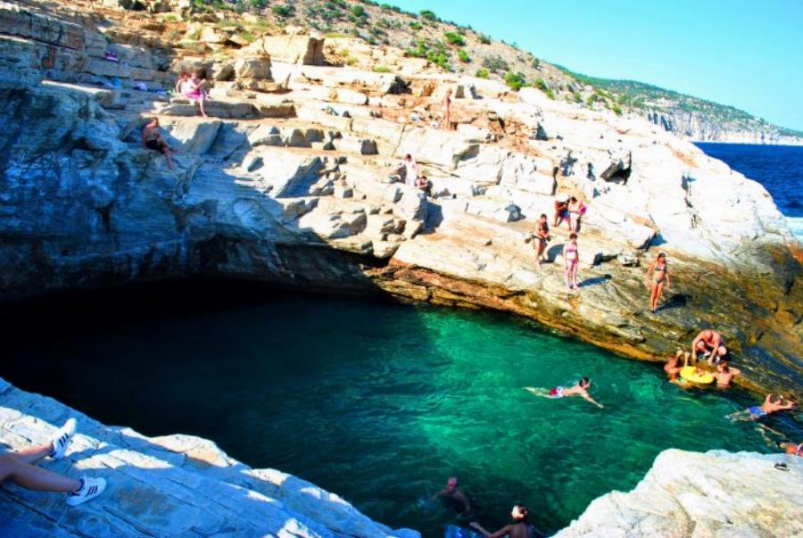 Η Φυσική Πισίνα – όνειρο που θα σε κάνει να κλείσεις αμέσως εισιτήρια για το πιο πράσινο νησί της Ελλάδας